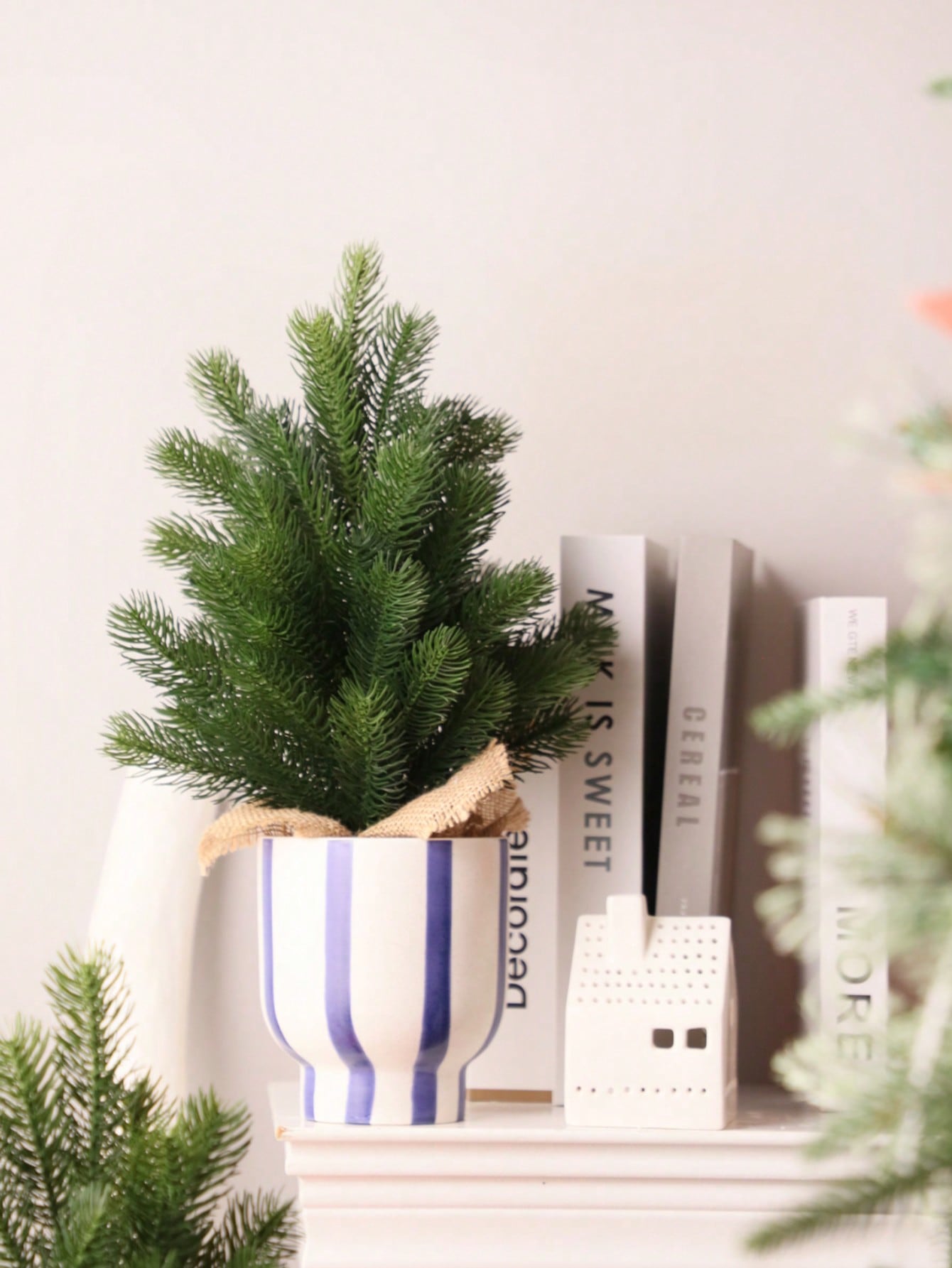 Artificial Cedar Burlap Potted Plant, Green, PE Material, Christmas Tree, Christmas Decoration Ornament, Tabletop Decoration, Artificial Potted Plant, Imitation Flowers, Imitation Plants,Party Decoration, Festive Decoration, Courtyard Porch/Home Di