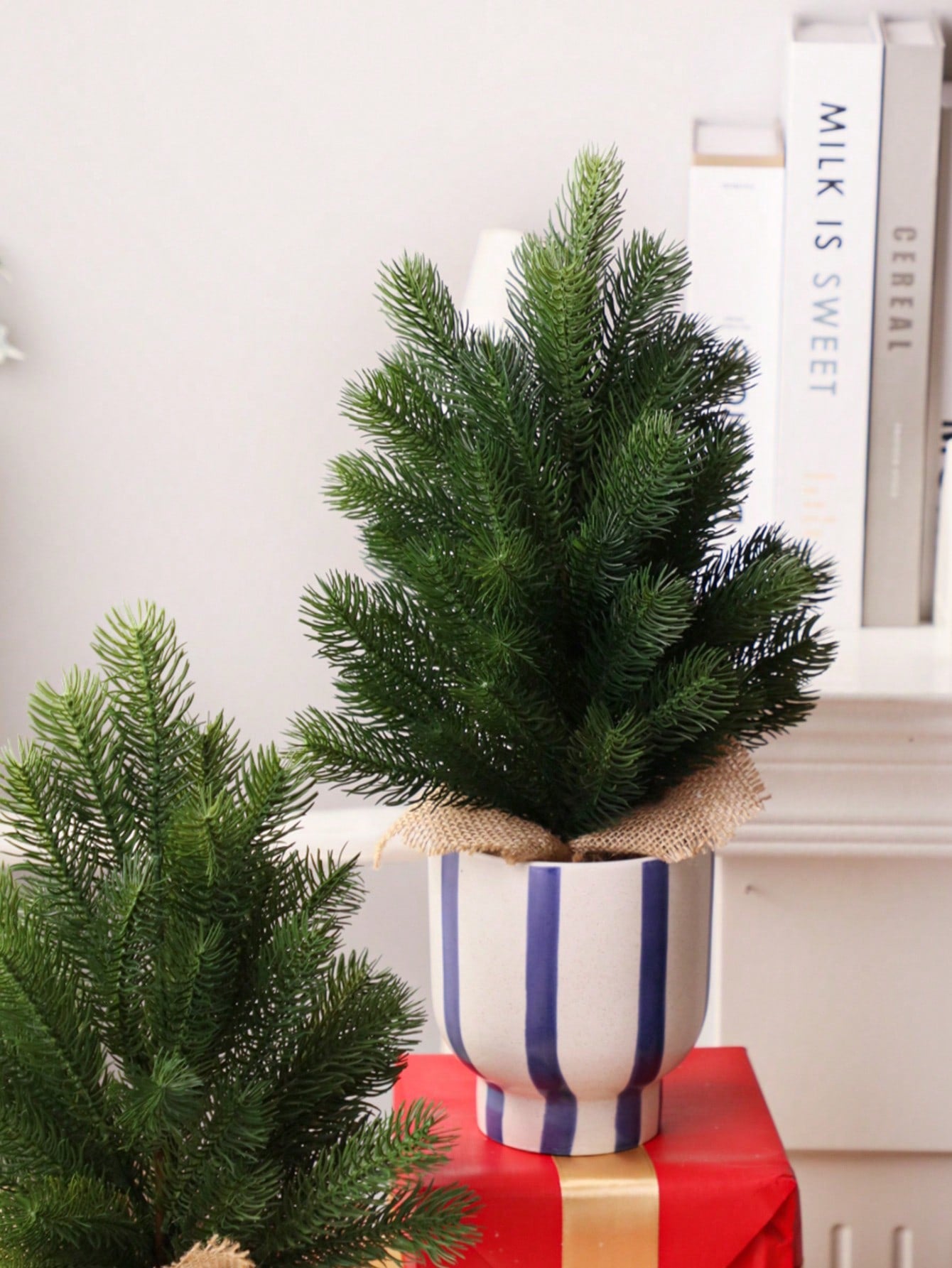 Artificial Cedar Burlap Potted Plant, Green, PE Material, Christmas Tree, Christmas Decoration Ornament, Tabletop Decoration, Artificial Potted Plant, Imitation Flowers, Imitation Plants,Party Decoration, Festive Decoration, Courtyard Porch/Home Di