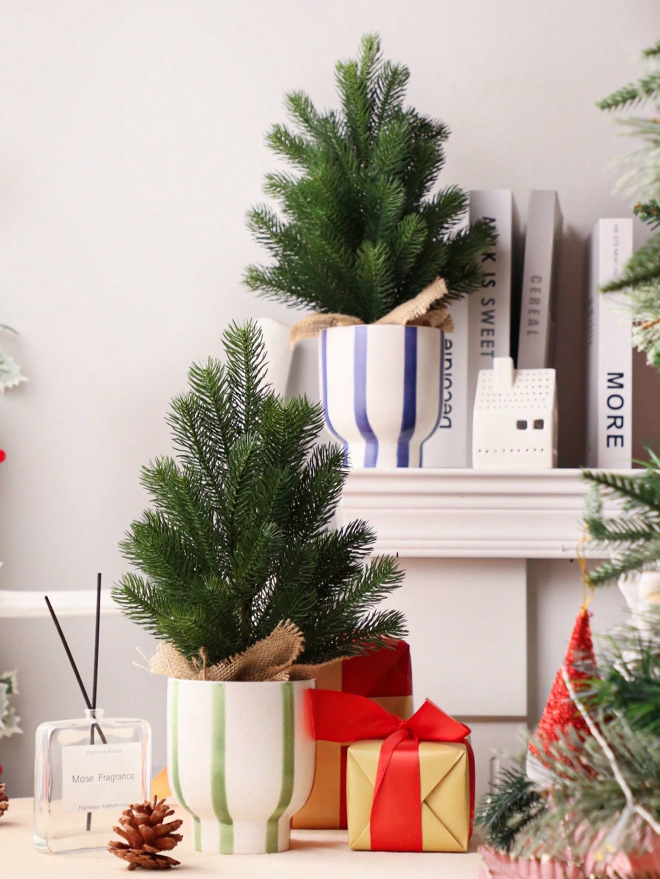 Artificial Cedar Burlap Potted Plant, Green, PE Material, Christmas Tree, Christmas Decoration Ornament, Tabletop Decoration, Artificial Potted Plant, Imitation Flowers, Imitation Plants,Party Decoration, Festive Decoration, Courtyard Porch/Home Di